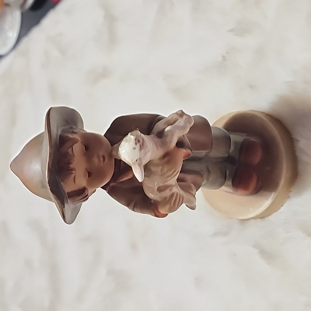 HUMMEL GOEBEL FIGURINE  LOST SHEEP  👀  SEE PHOTOS 👀 .